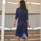 Abito midi in lino blu con scollo a V