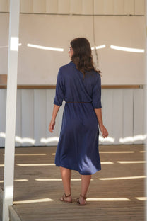 Abito midi in lino blu con scollo a V