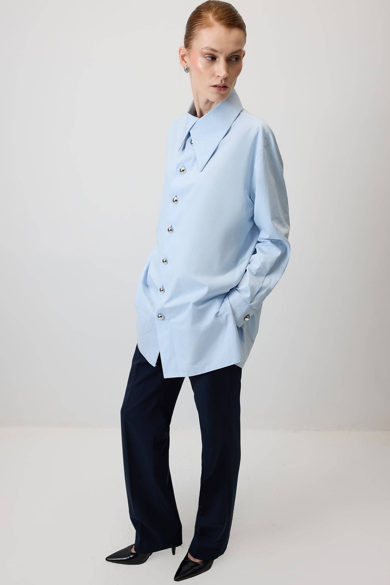 Camicia oversize azzurra con bottoni in metallo
