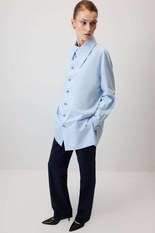 Camicia oversize azzurra con bottoni in metallo