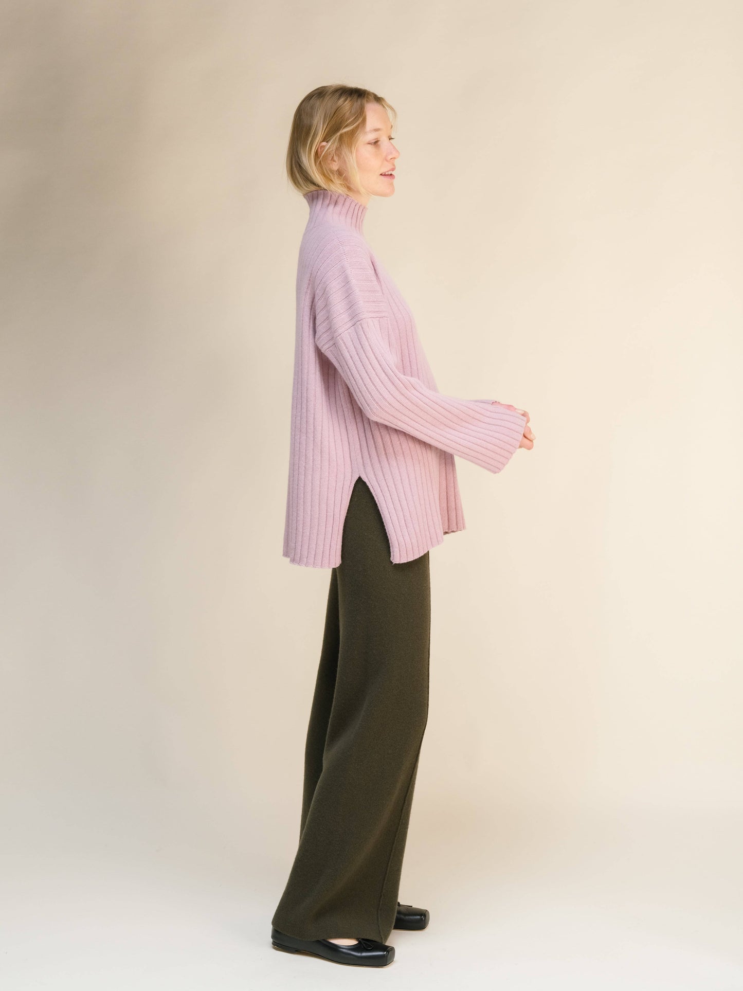 Maglione dolcevita oversize a coste in misto cashmere con spacchi laterali