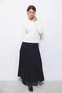 Maglione in maglia rasata con scollo a V e fiocco