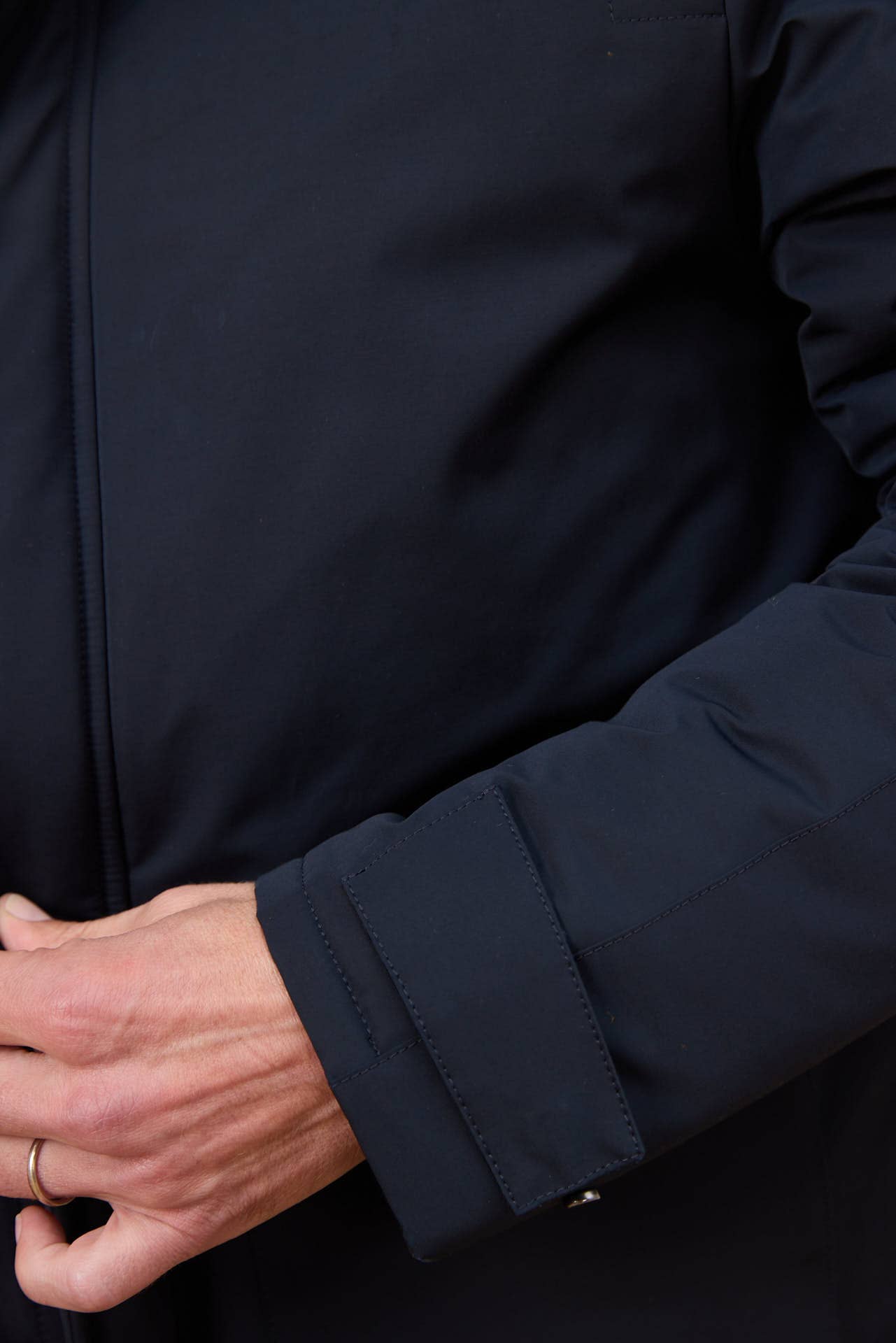 Parka corta blu scuro imbottita con cappuccio