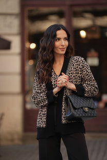 Cardigan animalier in maglia con bordi neri