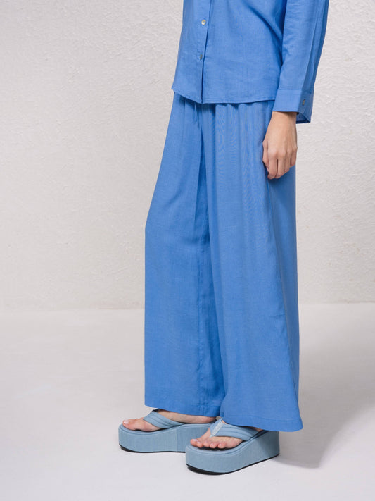 Pantaloni ampi e fluidi in misto lino blu