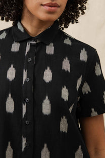Abito camicia Delia in cotone biologico con fantasia Ikat