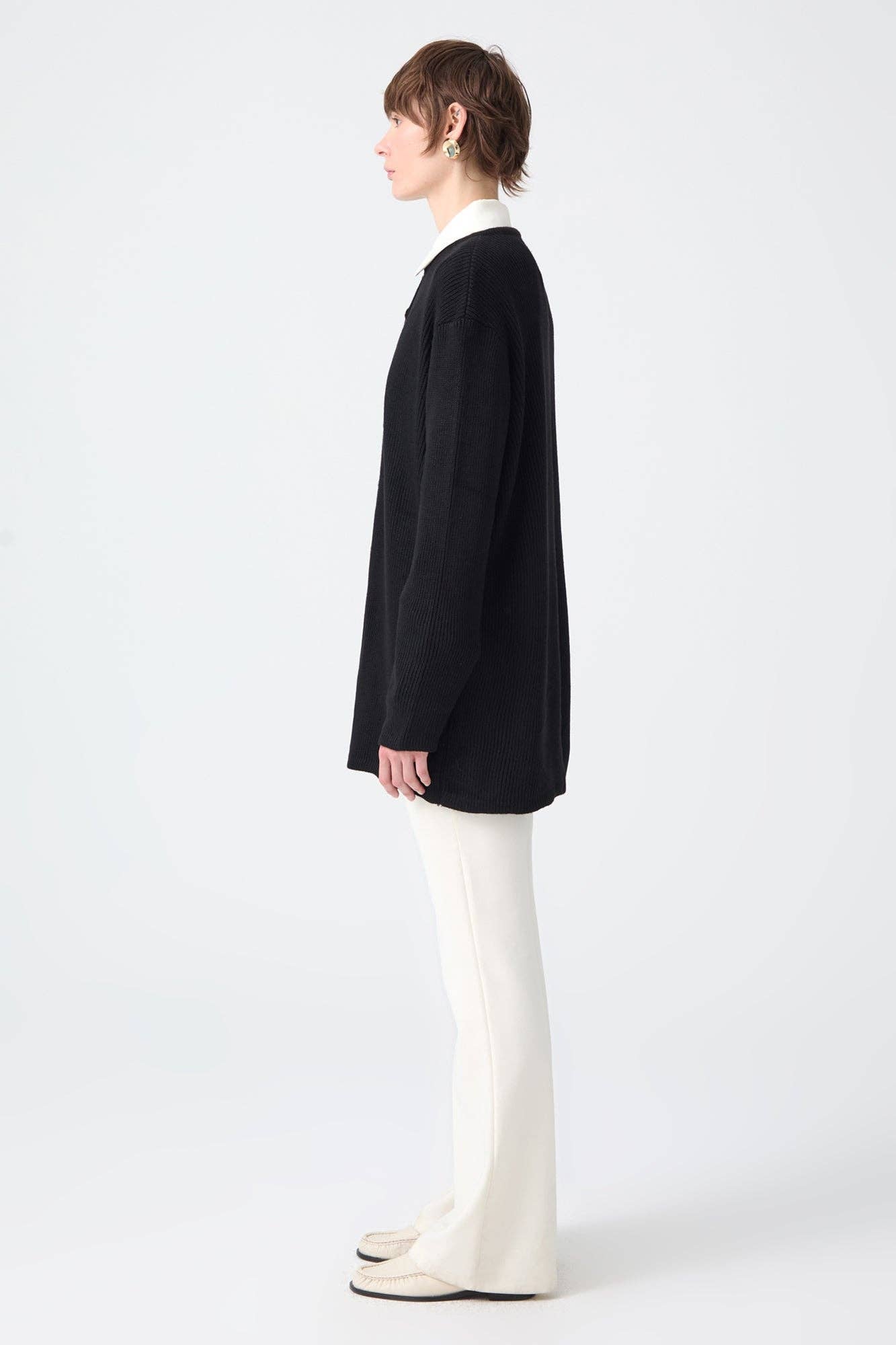 Cardigan lungo nero con bottoni dorati e colletto a contrasto
