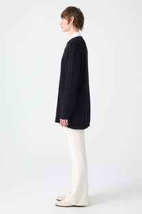 Cardigan lungo nero con bottoni dorati e colletto a contrasto