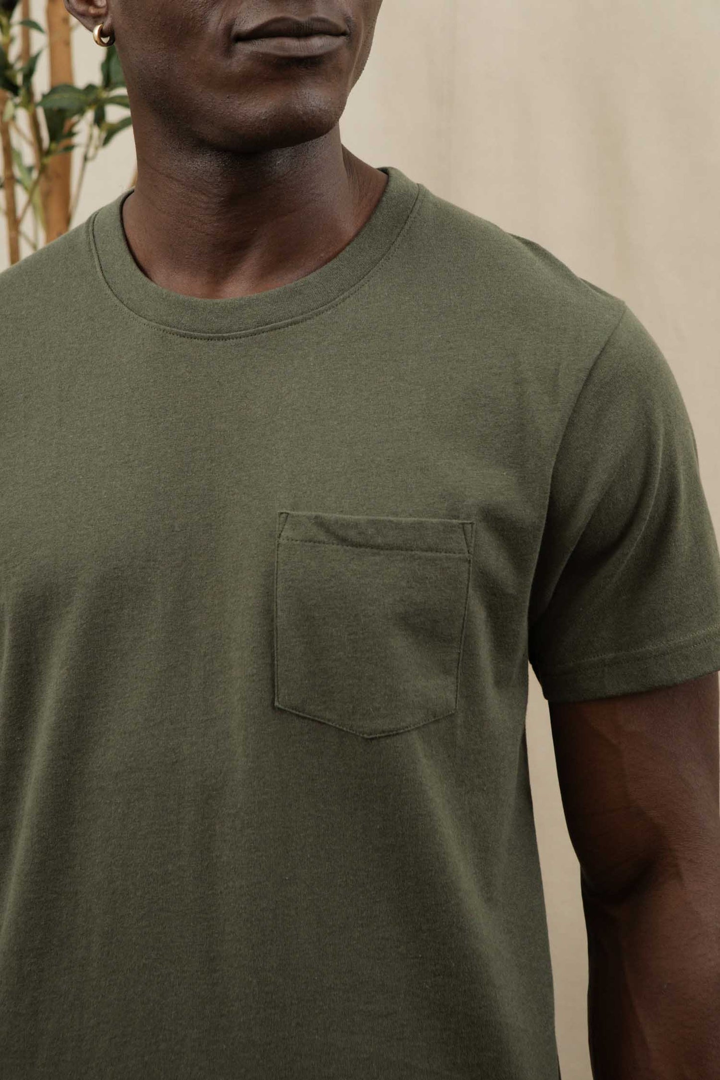 T-shirt sostenibile con taschino in jersey riciclato verde oliva