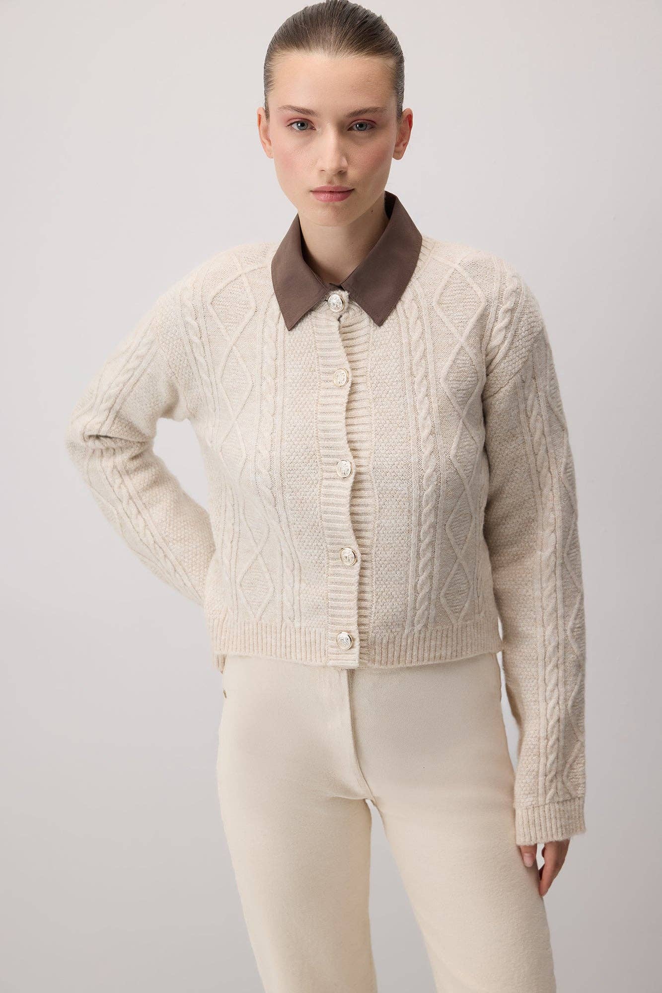 Cardigan in maglia a trecce con bottoni
