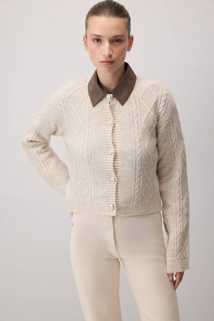 Cardigan in maglia a trecce con bottoni