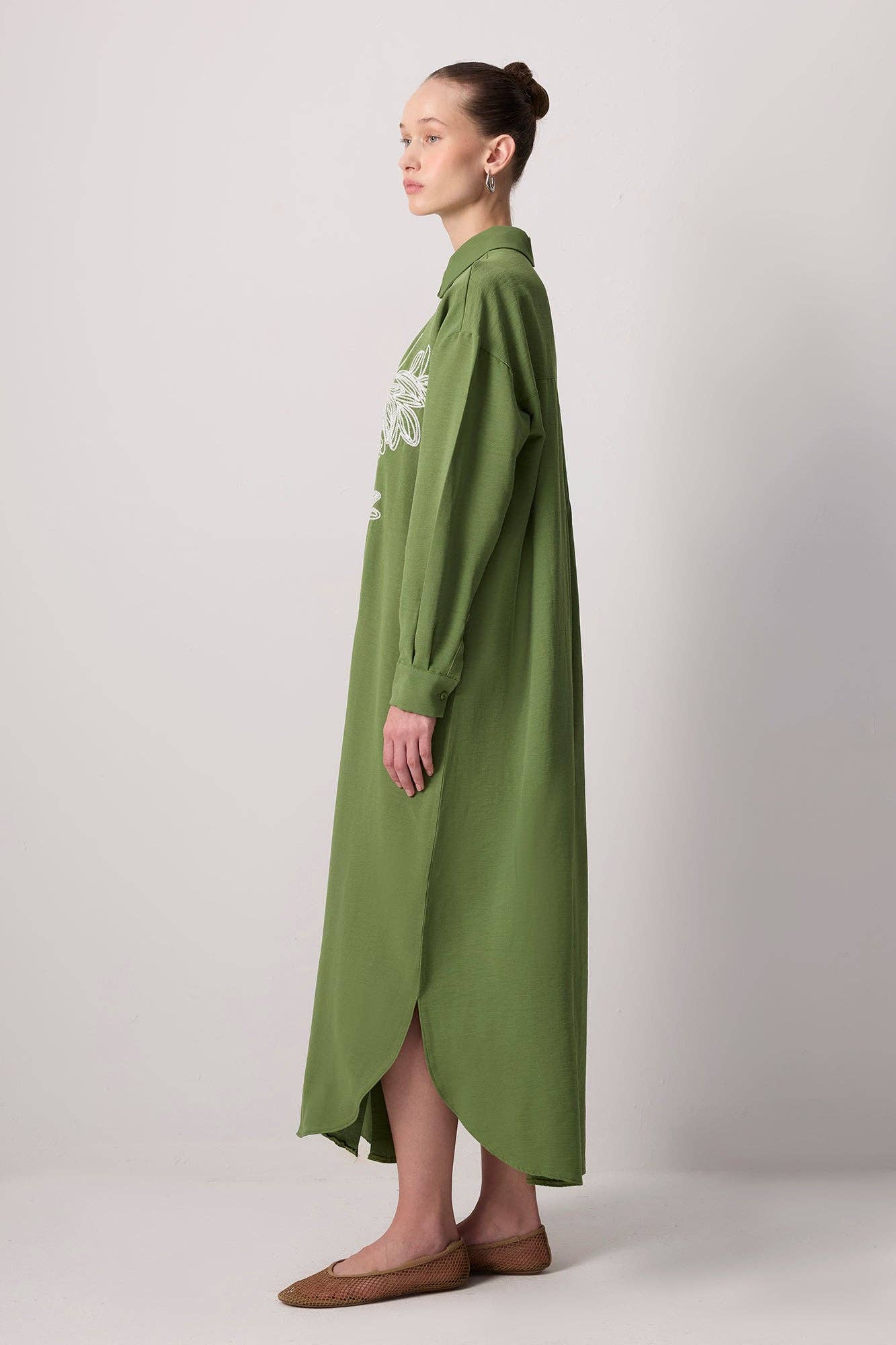 Abito chemisier lungo verde con ricamo floreale