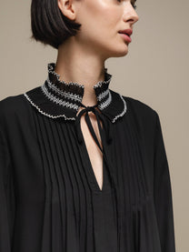 Abito corto nero in chiffon con colletto ricamato