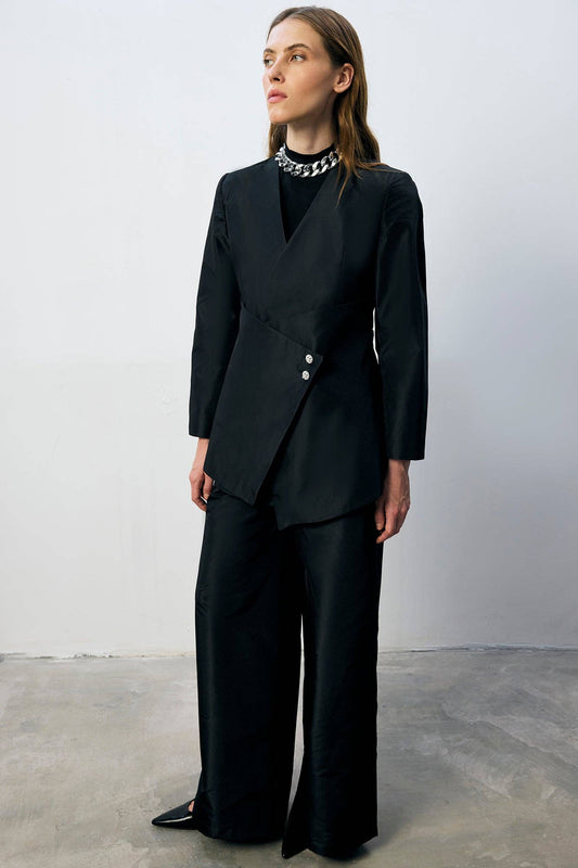 Completo donna nero con blazer asimmetrico e pantaloni a gamba larga