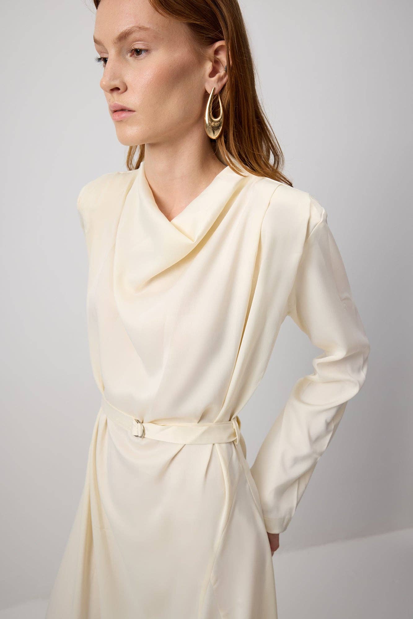 Abito lungo elegante in raso con cintura e scollo a cappuccio