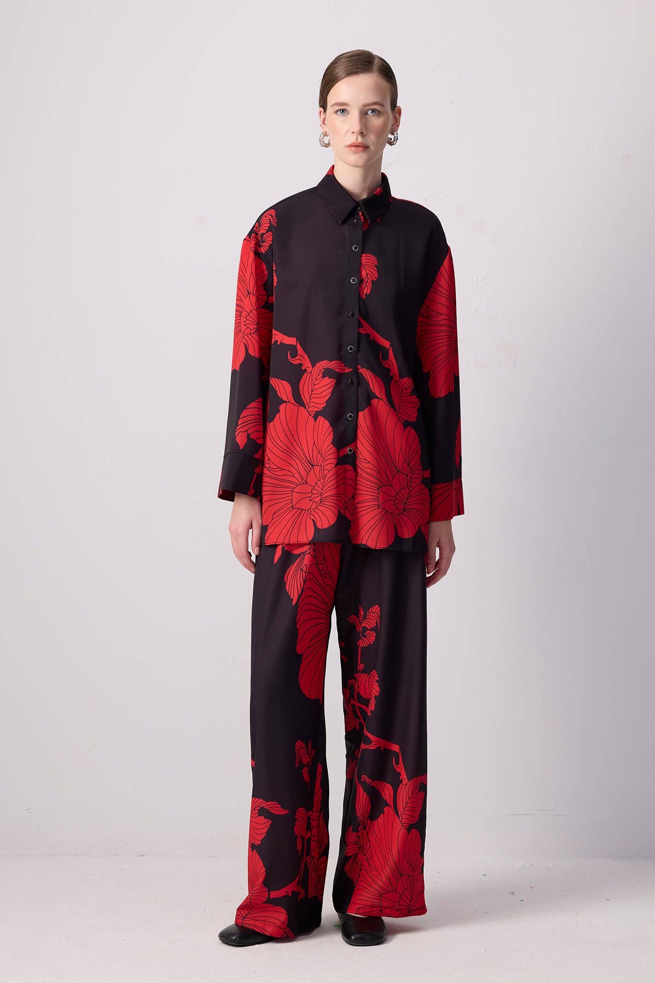 Set camicia e pantaloni palazzo a fiori rossi