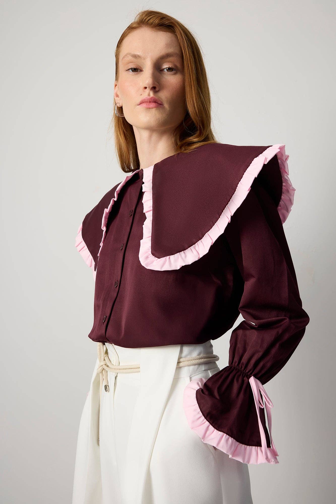 Camicia bordeaux con maxi colletto a contrasto e volant