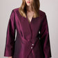 Completo in raso bordeaux con giacca asimmetrica e pantaloni a gamba larga