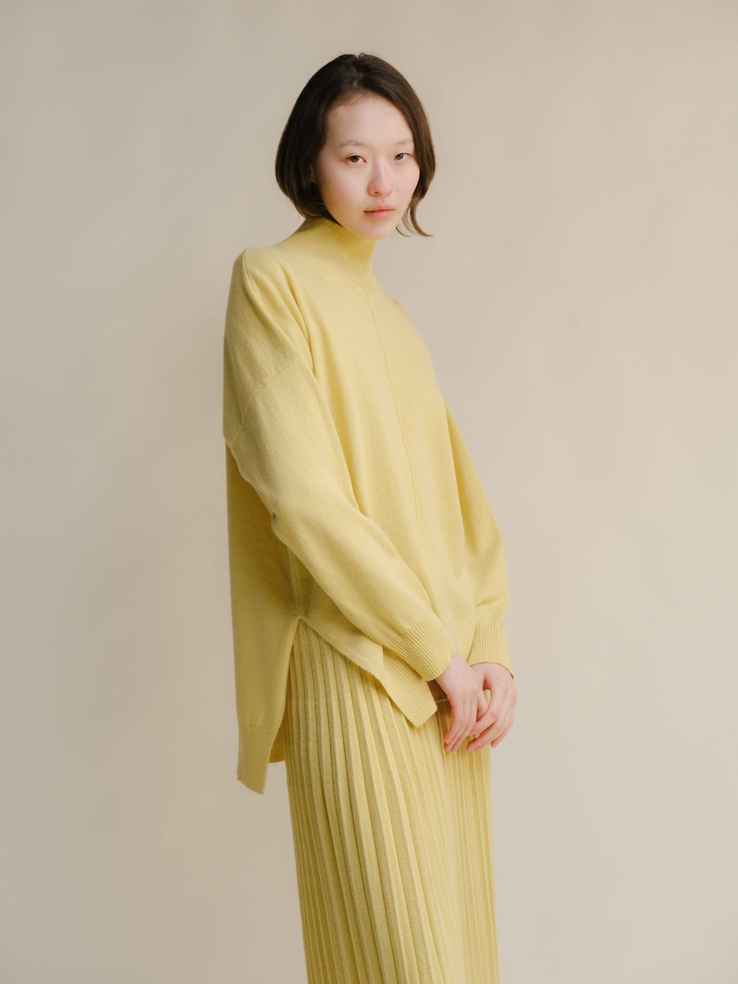 Maglione leggero dolcevita in misto cashmere con spacchi laterali