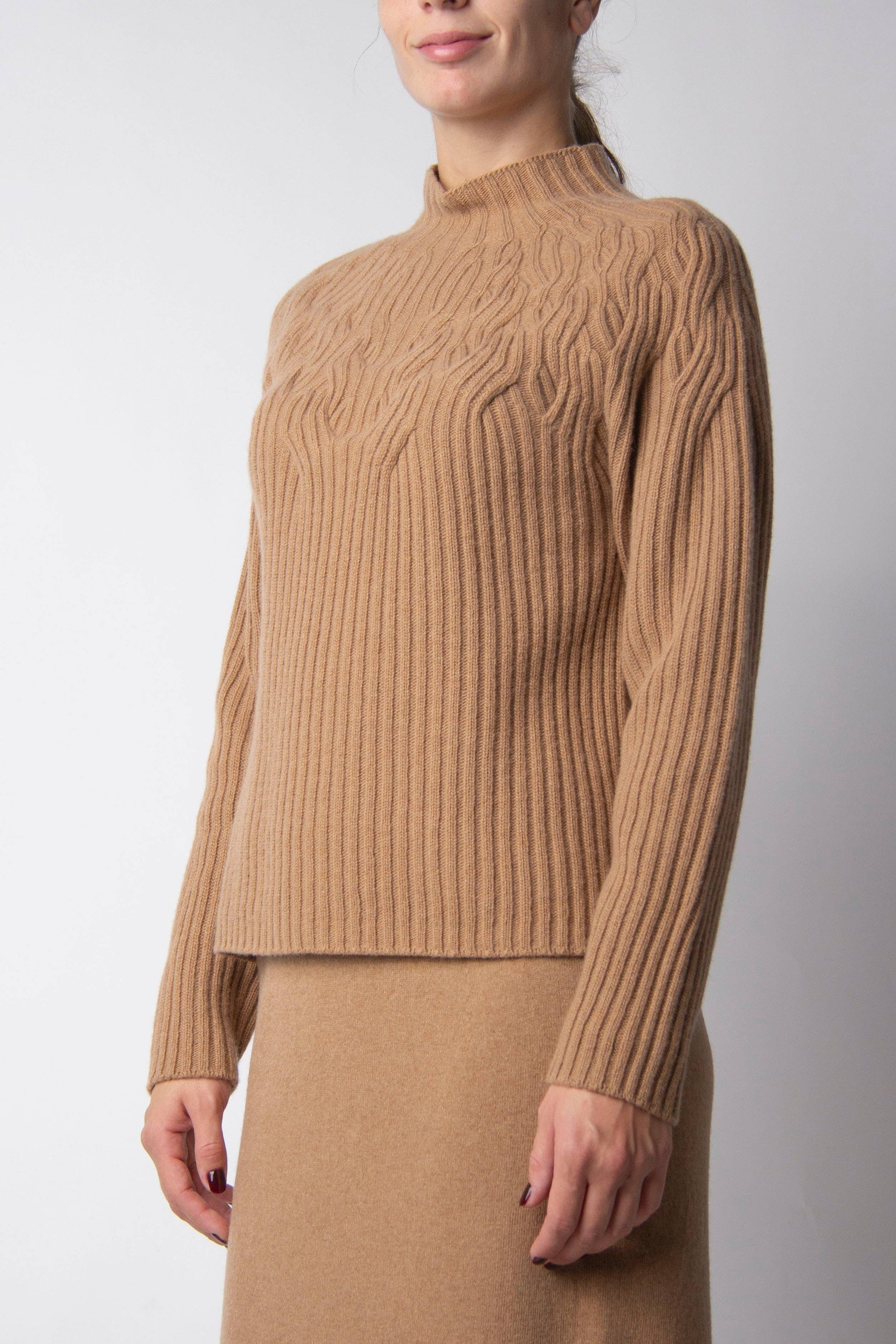 Maglione a collo alto in misto cashmere con trecce 3D