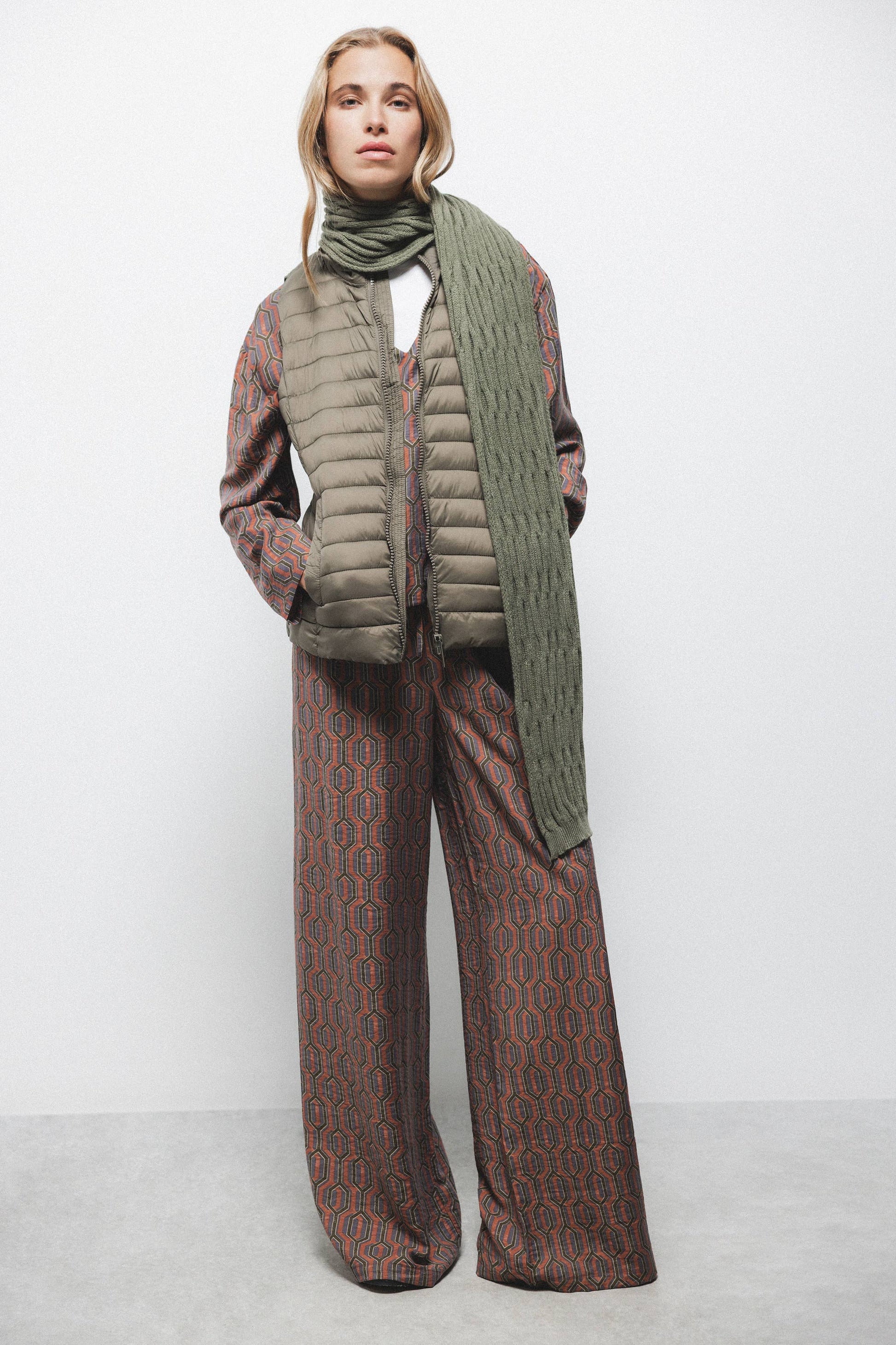 Gilet trapuntato leggero con collo alto