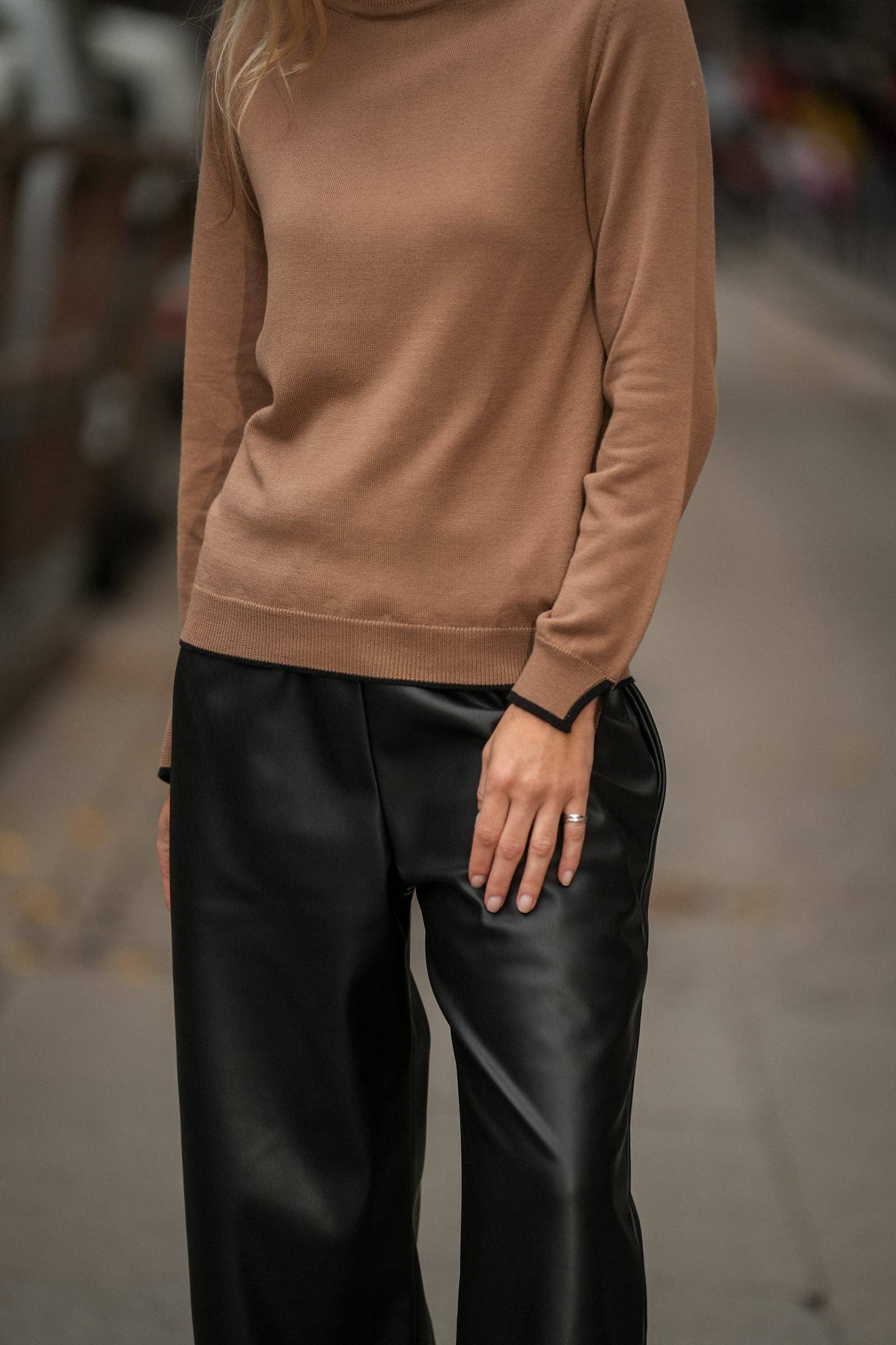 Maglione dolcevita con profili a contrasto