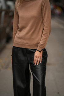 Maglione dolcevita con profili a contrasto