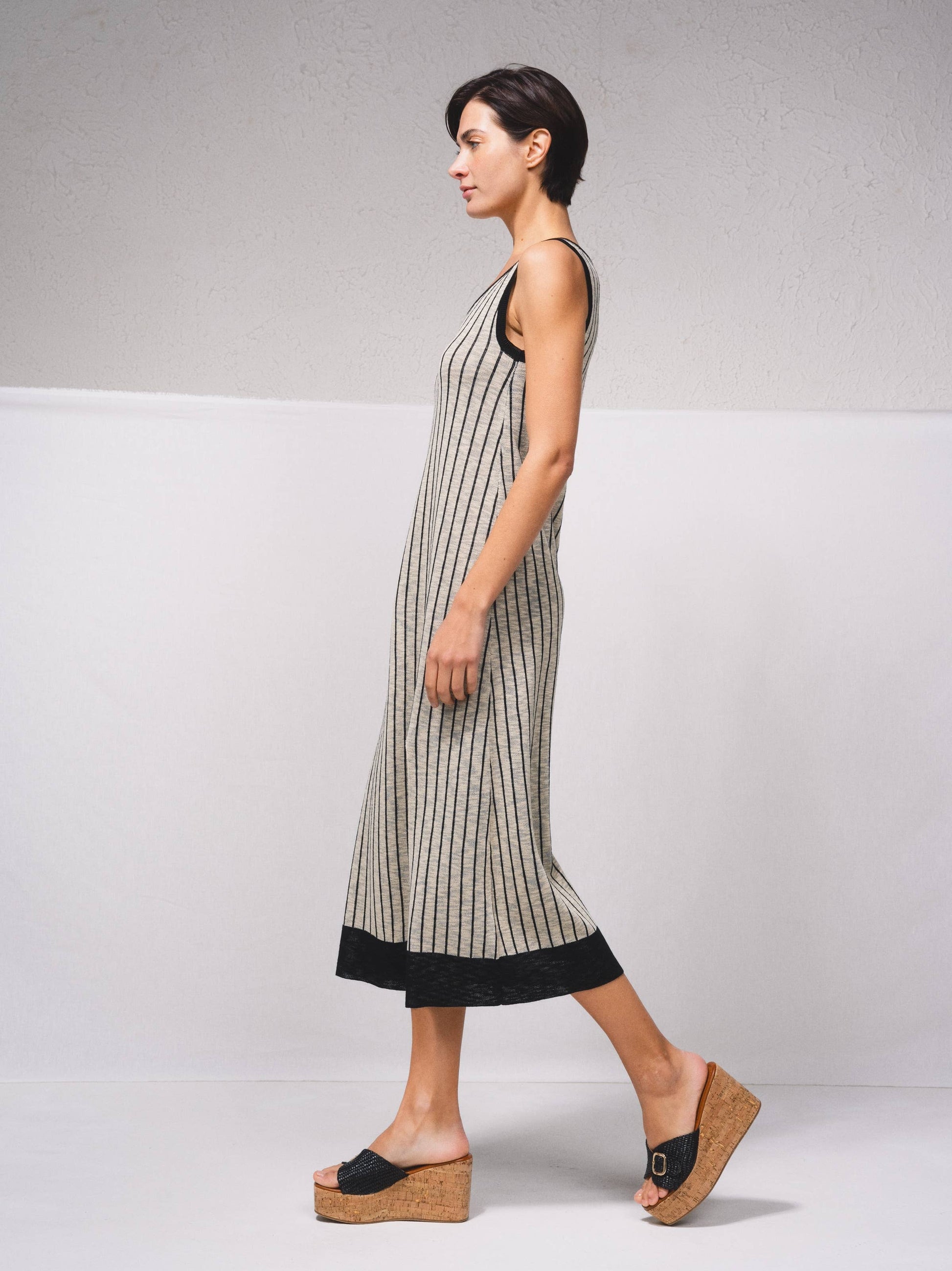 Abito midi in maglia a righe con spacco laterale
