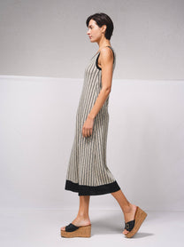 Abito midi in maglia a righe con spacco laterale