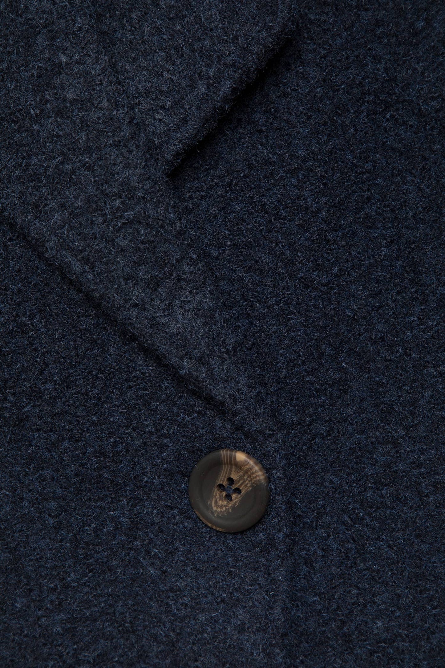 Cappotto doppiopetto con bottoni e tasche