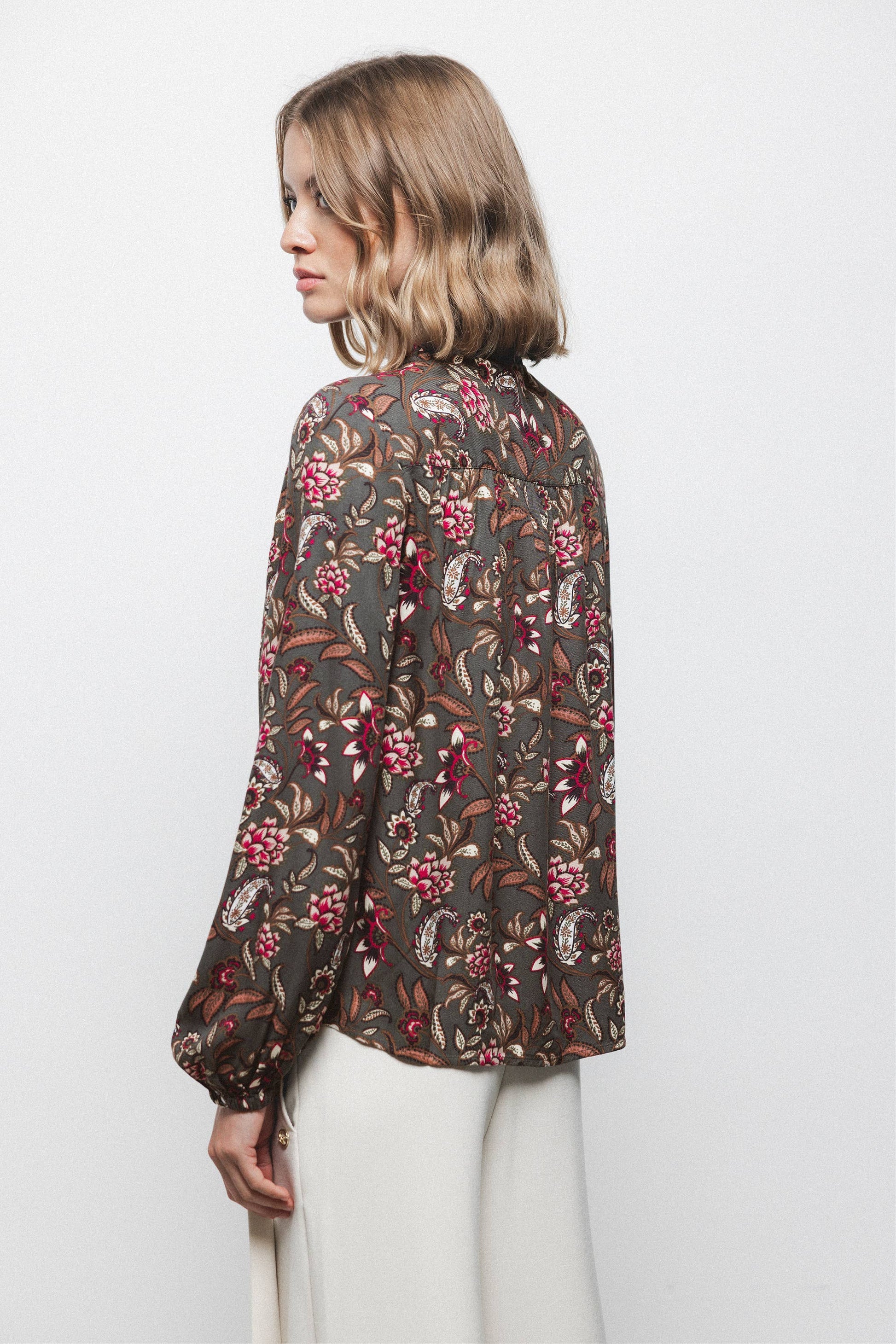 Blusa floreale con laccio al collo