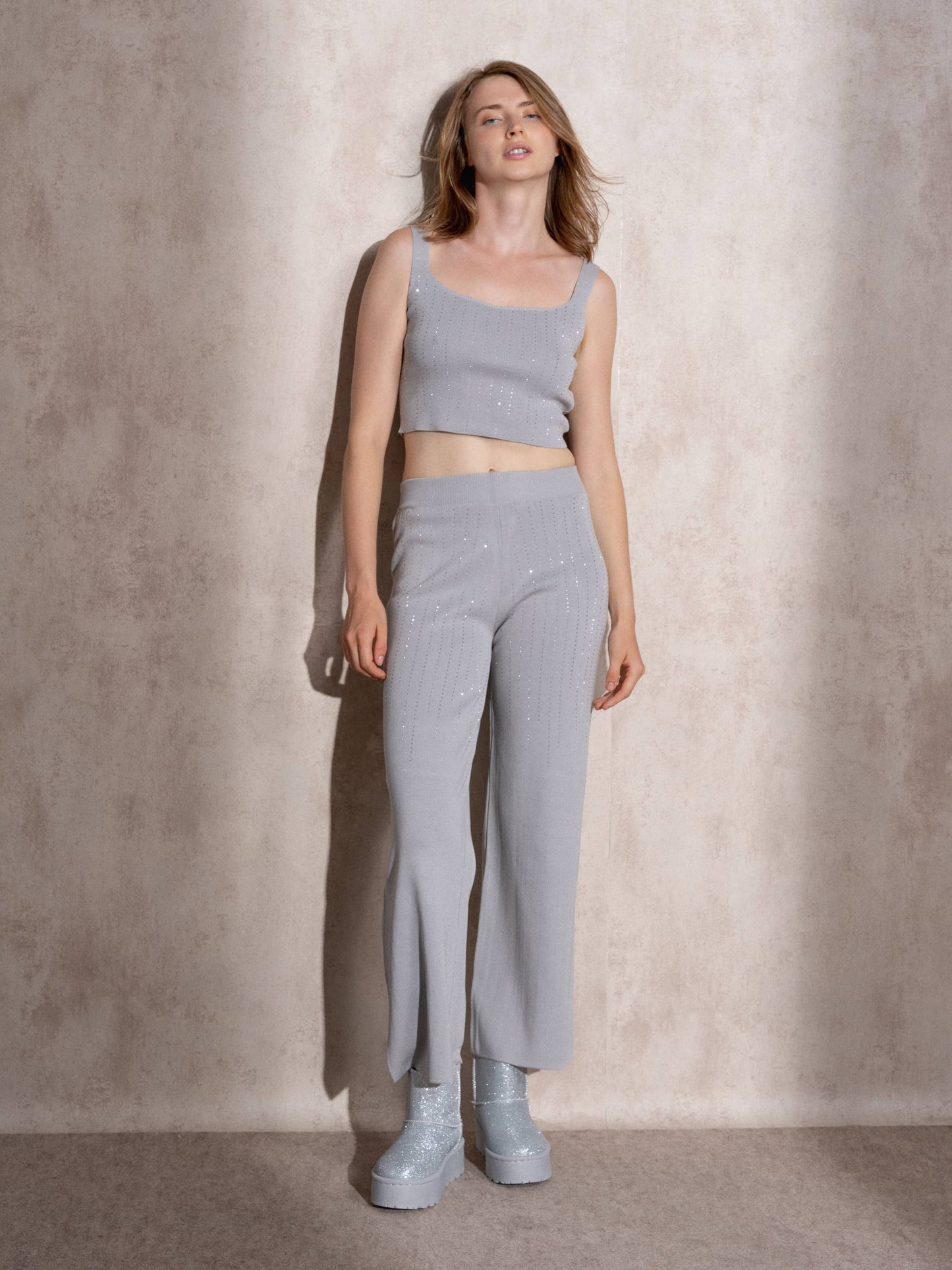 Top cropped in maglia con glitter