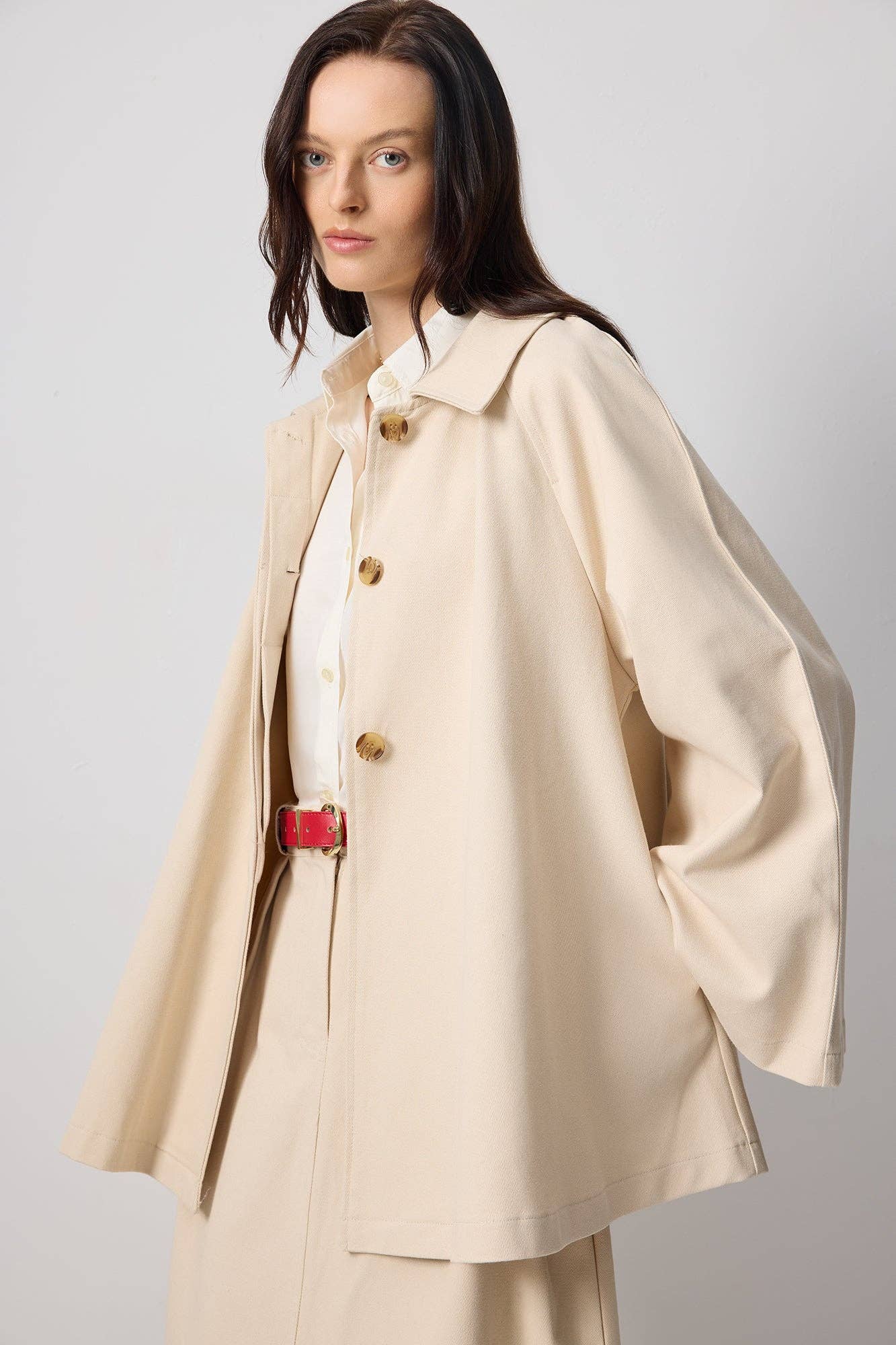 Trench corto in gabardine di cotone con maniche svasate