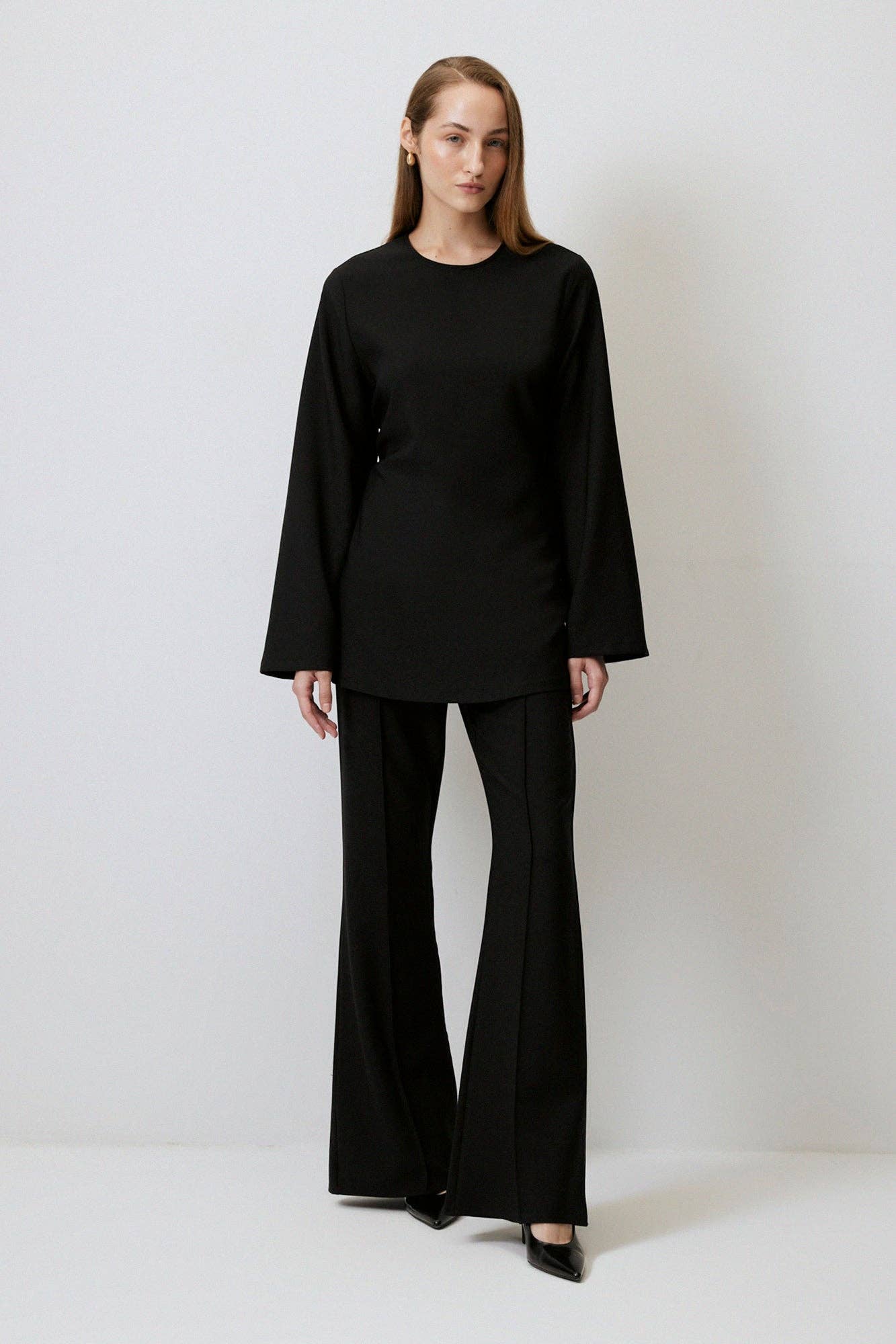 Blusa in crêpe nera con incrocio e lacci sul retro