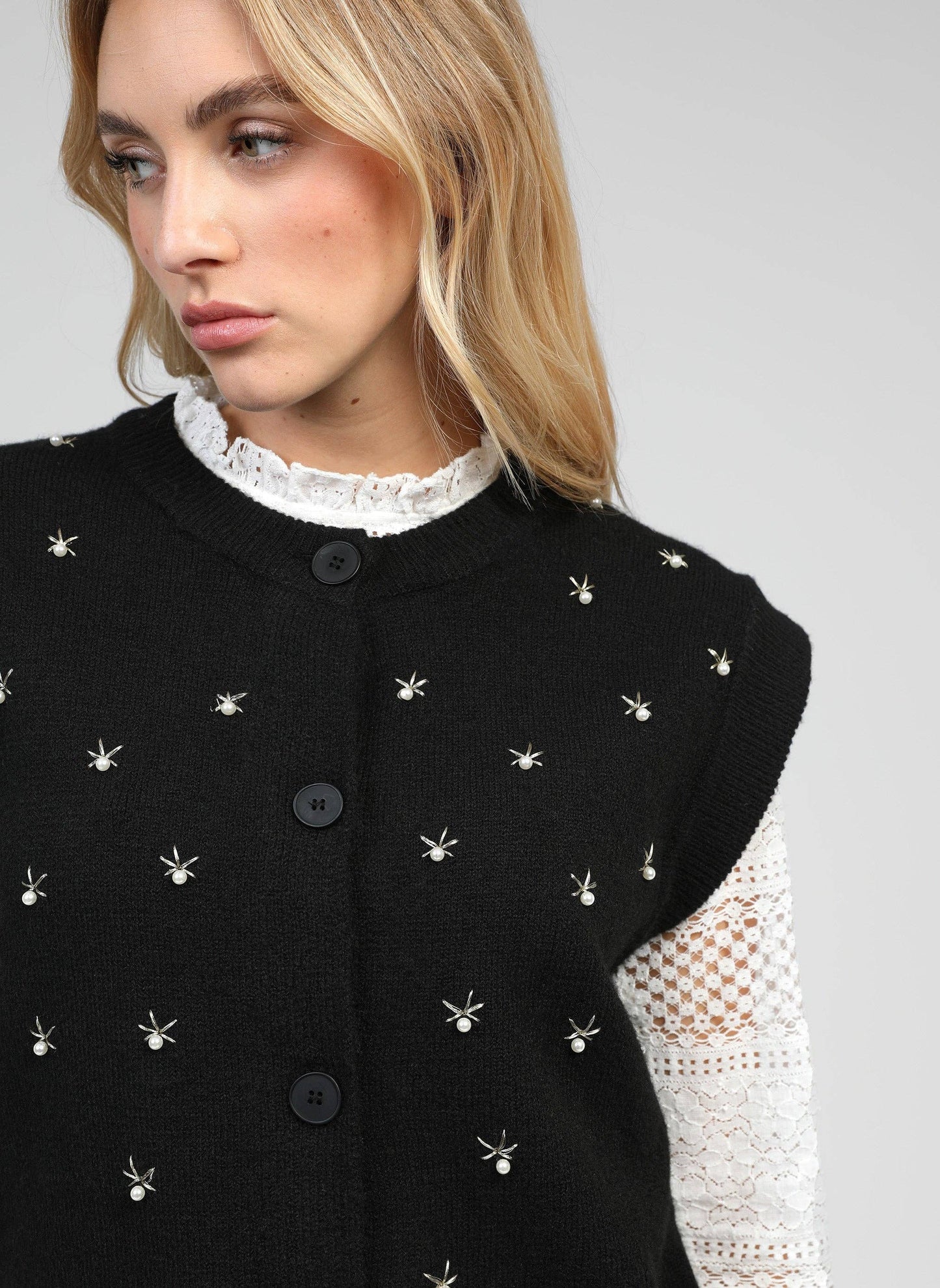 Cardigan smanicato Nolwen nero con ricamo di perle