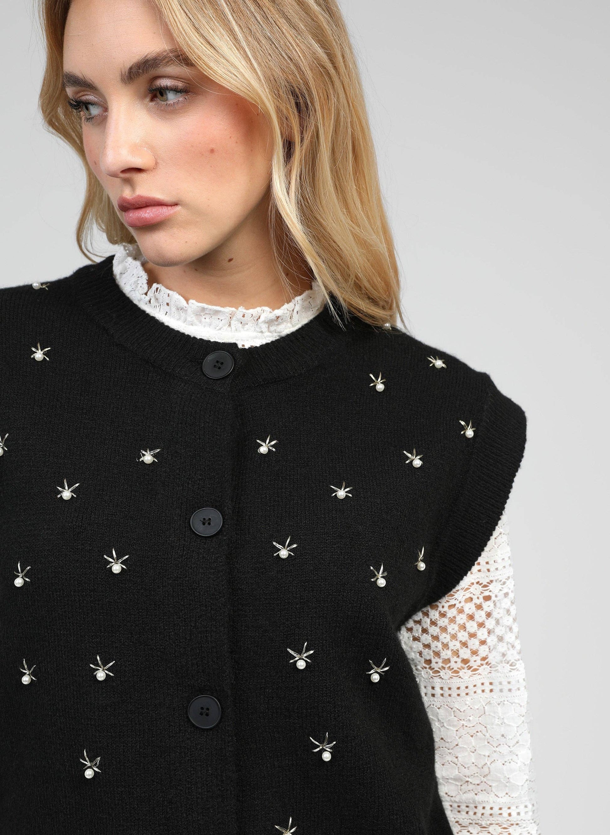 Cardigan smanicato Nolwen nero con ricamo di perle