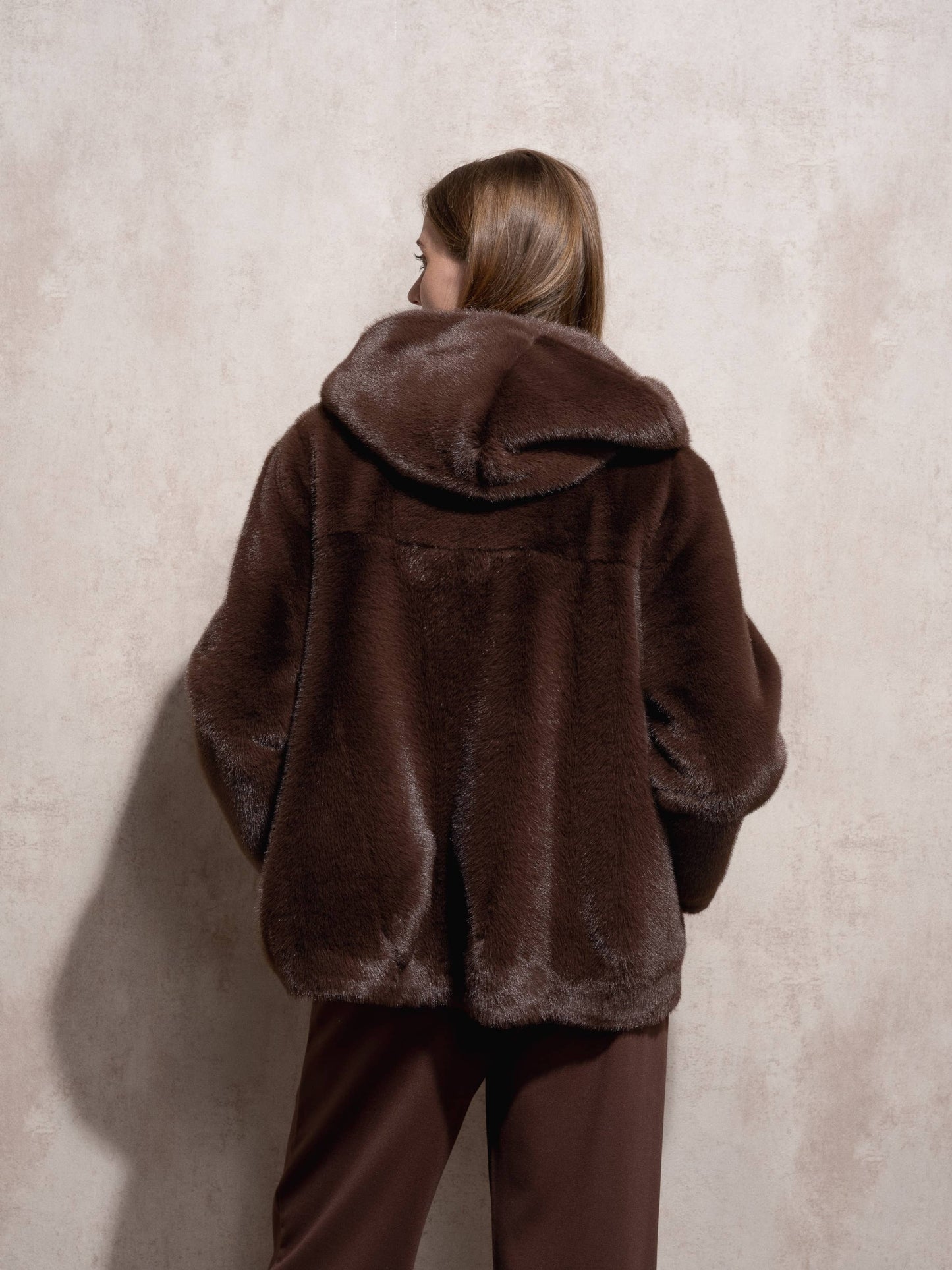 Cappotto corto in eco pelliccia con cappuccio