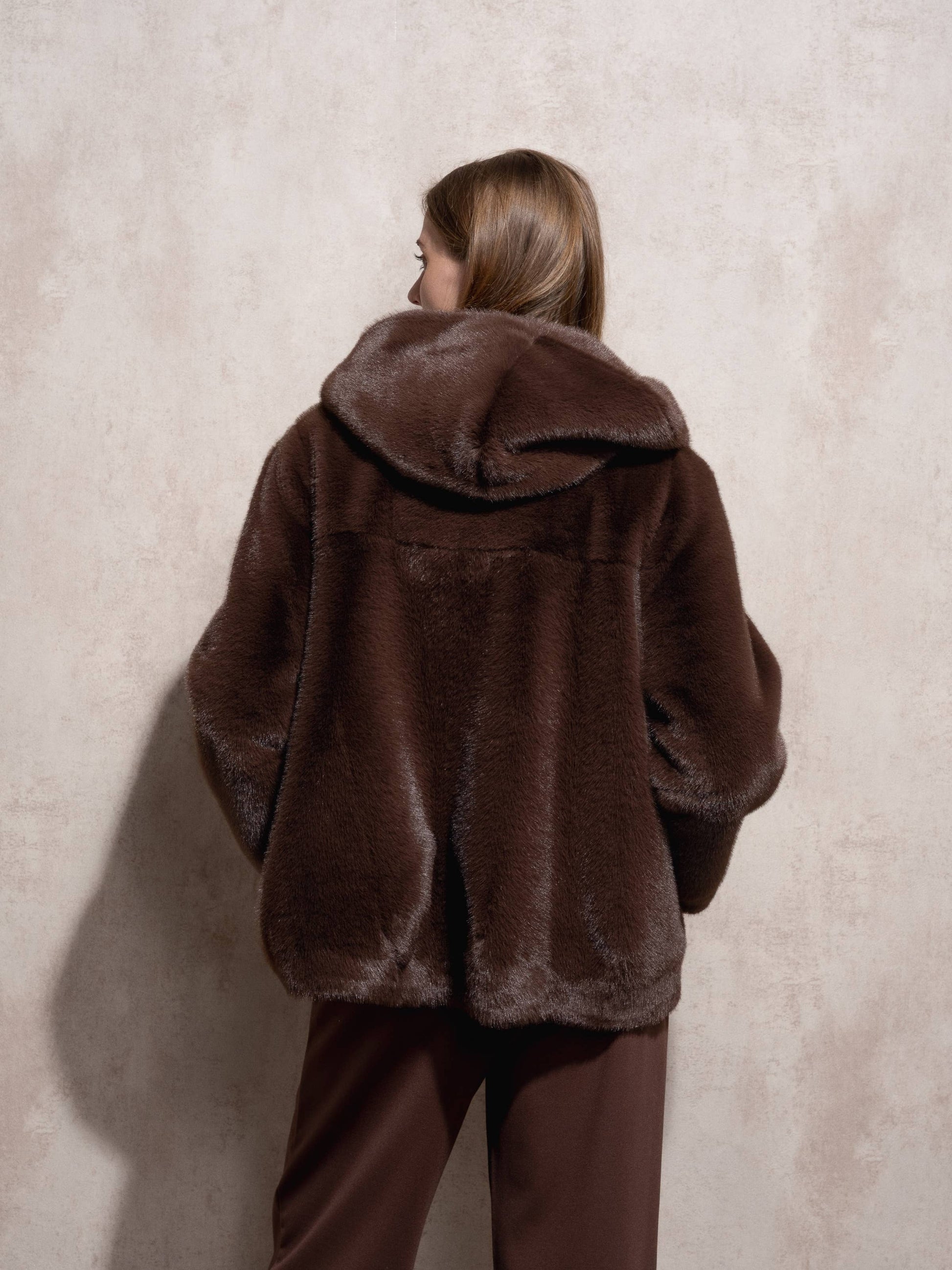 Cappotto corto in eco pelliccia con cappuccio