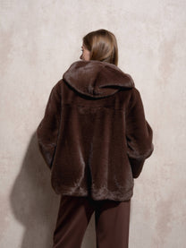 Cappotto corto in eco pelliccia con cappuccio