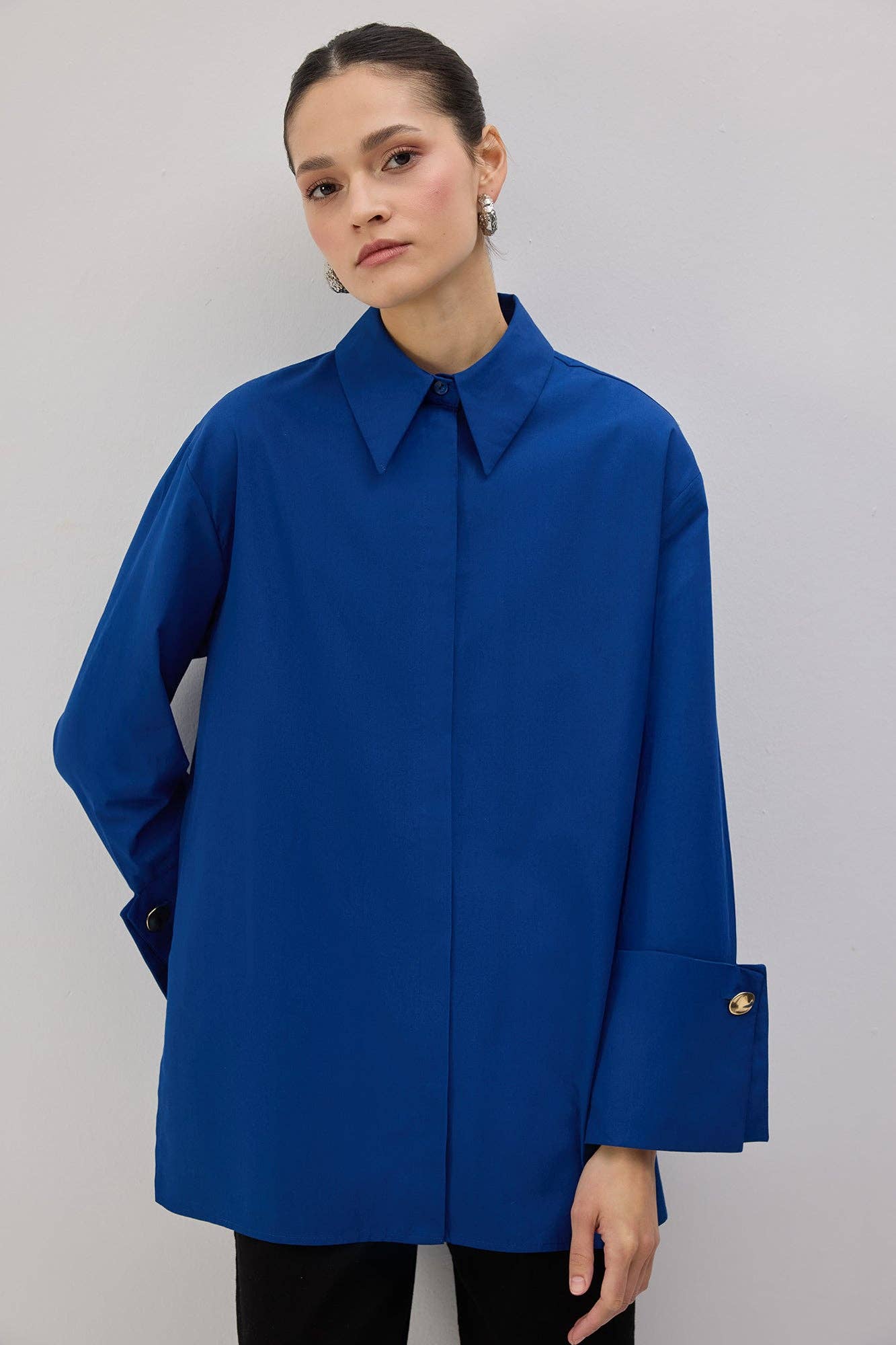 Camicia in popeline con polsini ampi