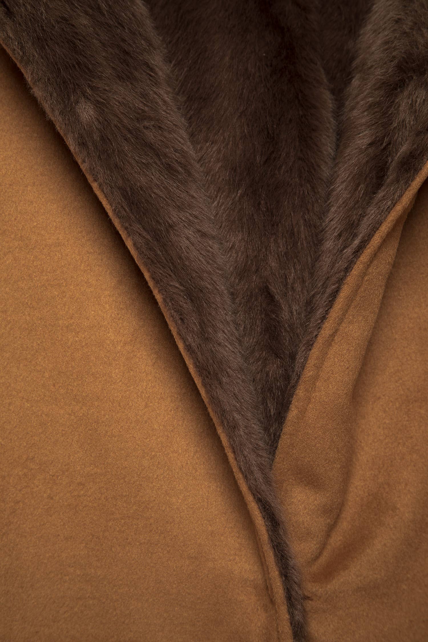 Cappotto con cappuccio in pelliccia sintetica e cintura
