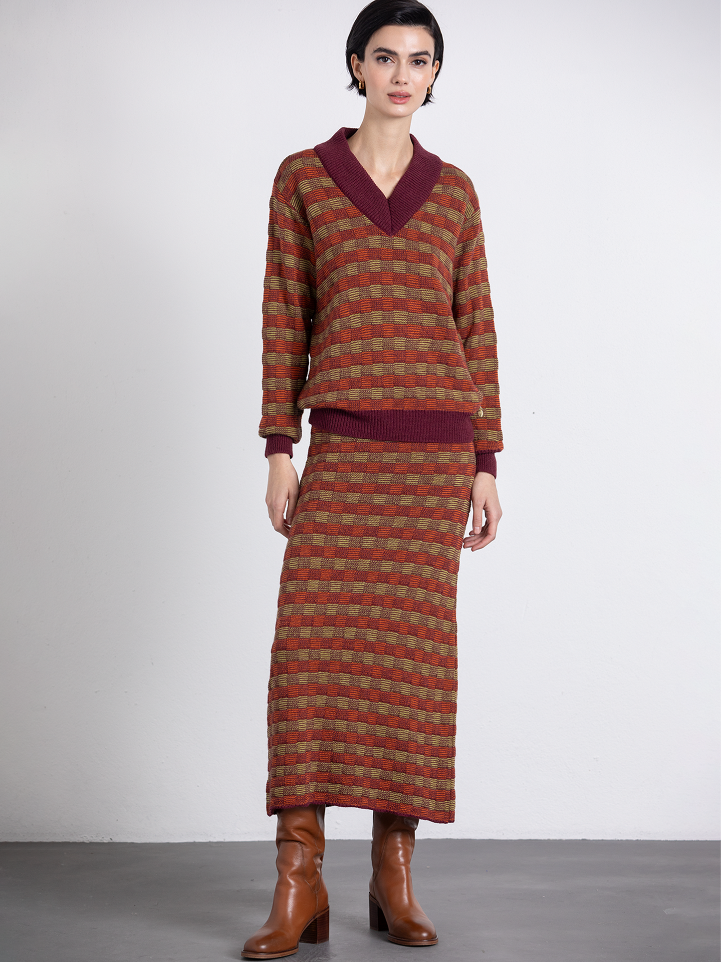 Set maglia in maglia con scollo a V e gonna midi coordinata