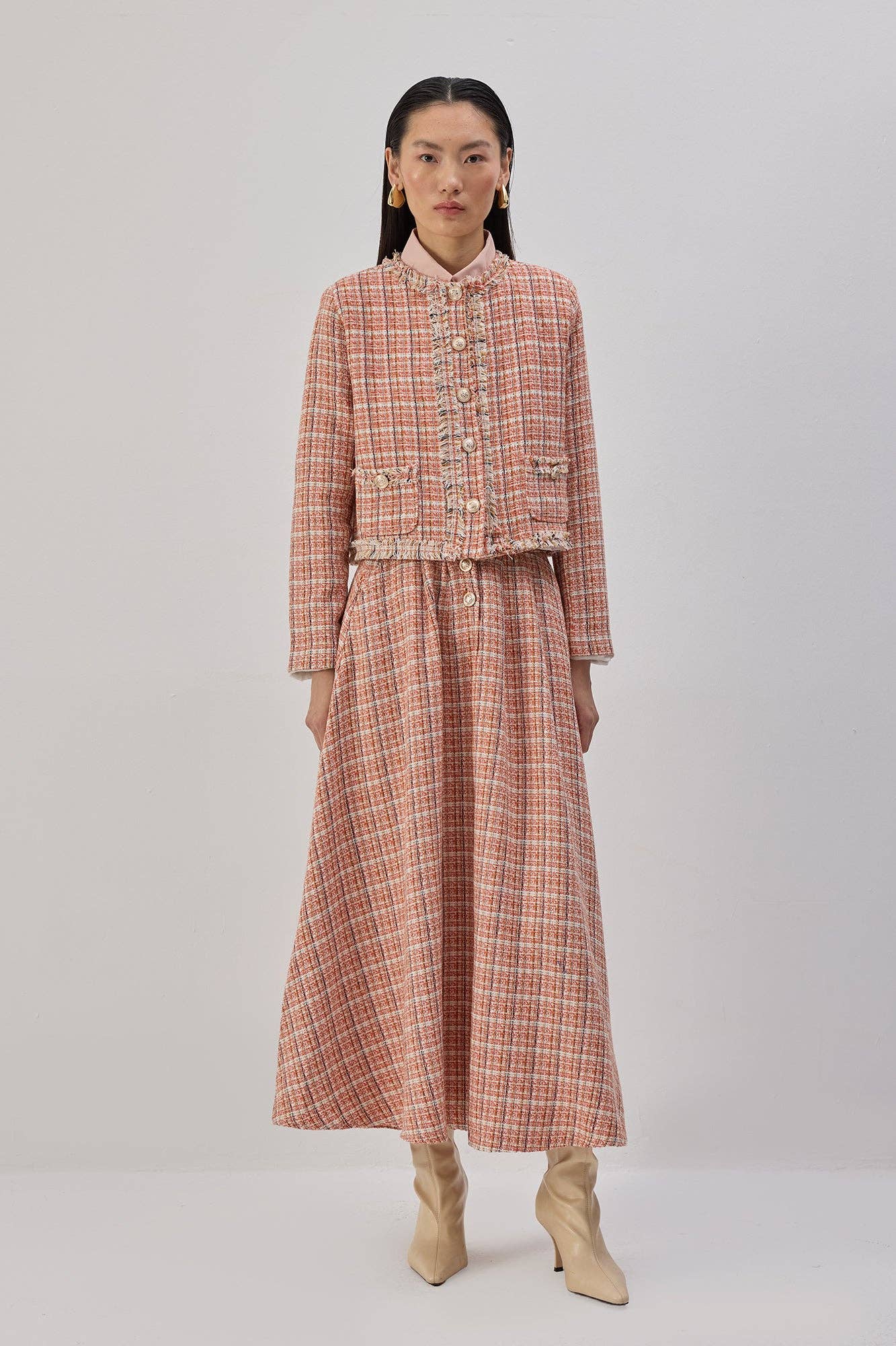 Completo in tweed con giacca corta e gonna lunga