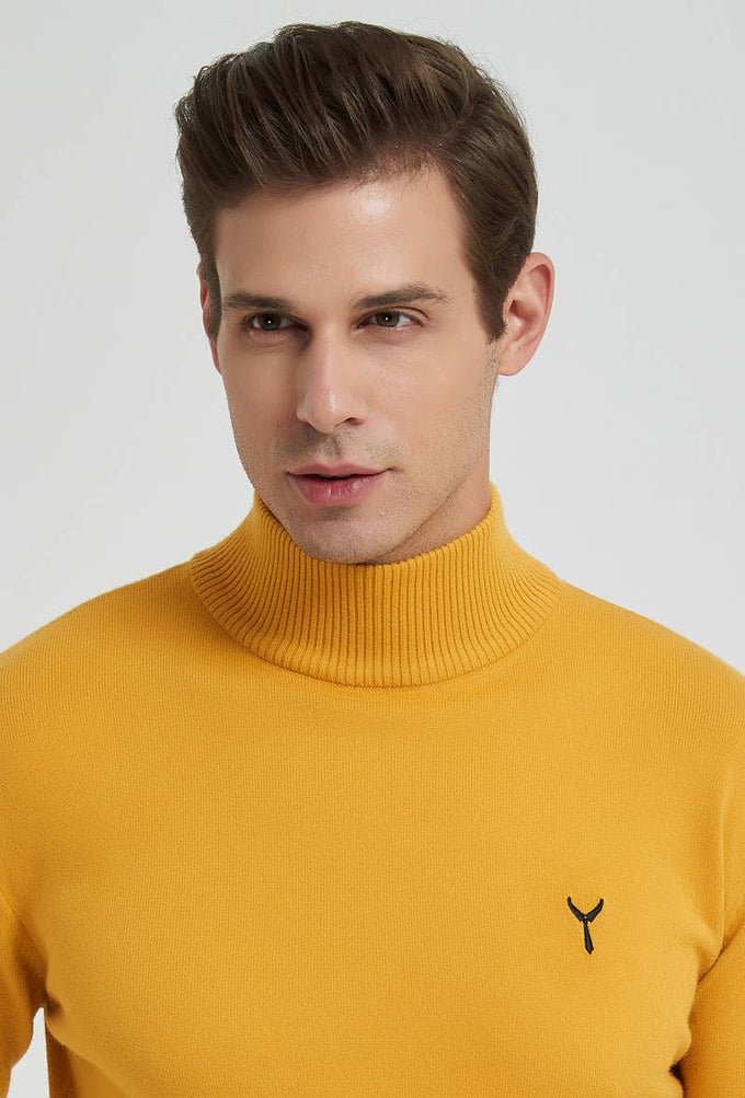 Maglione senape con collo a imbuto e logo