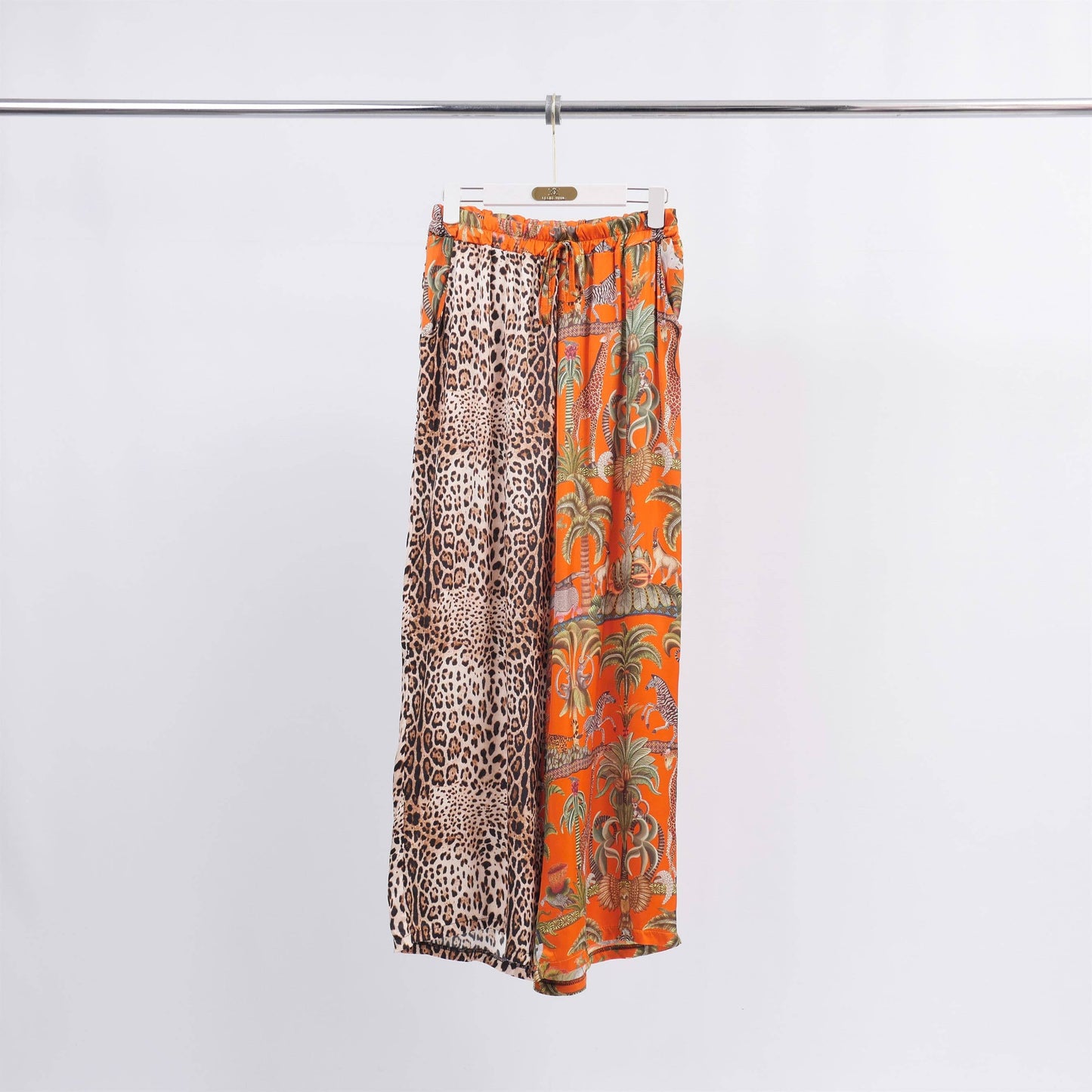 Pantaloni larghi in viscosa satinata con stampa animalier