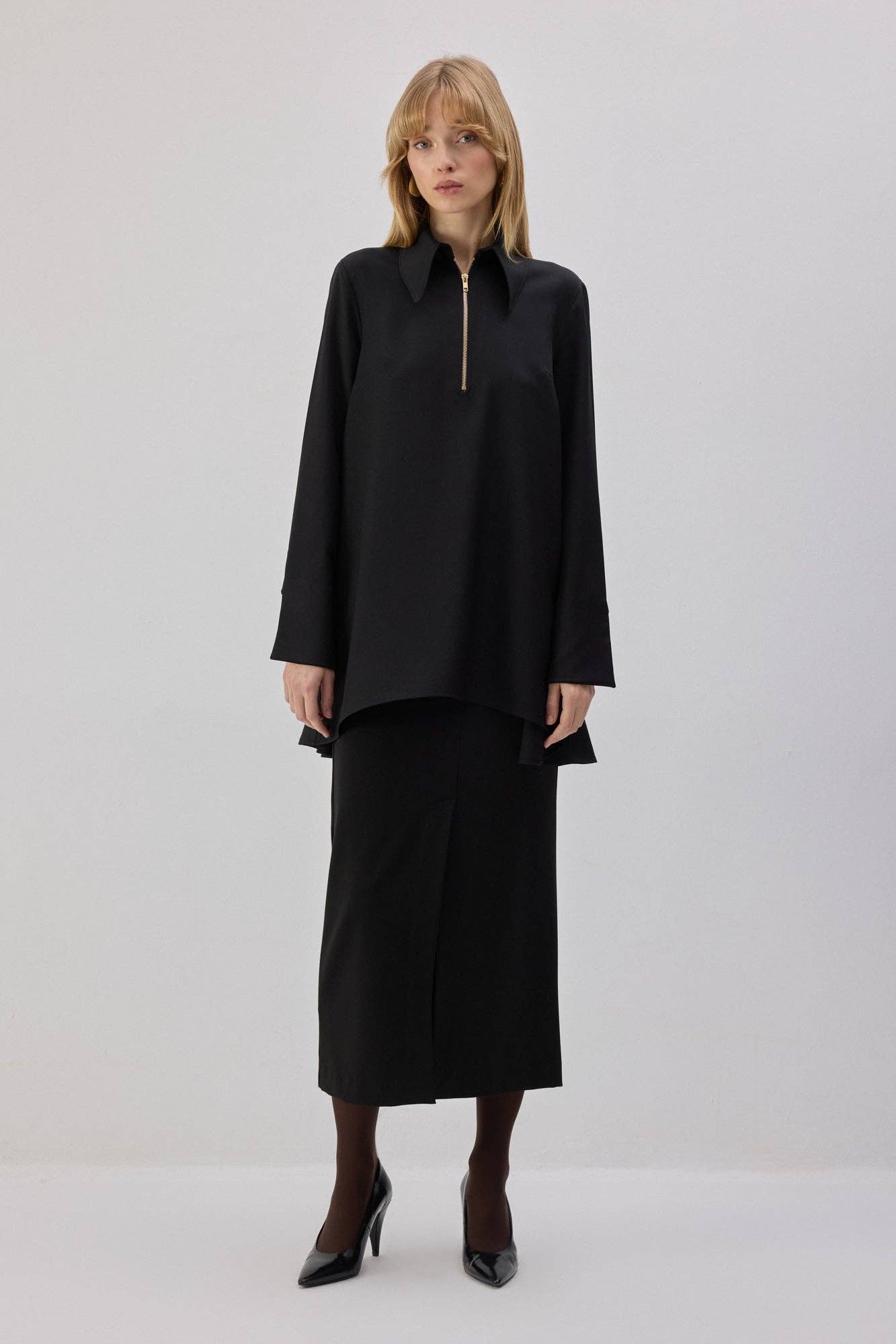 Tunica nera con zip e collo a camicia