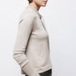 Maglione in maglia rasata con fiocco e scollo a V