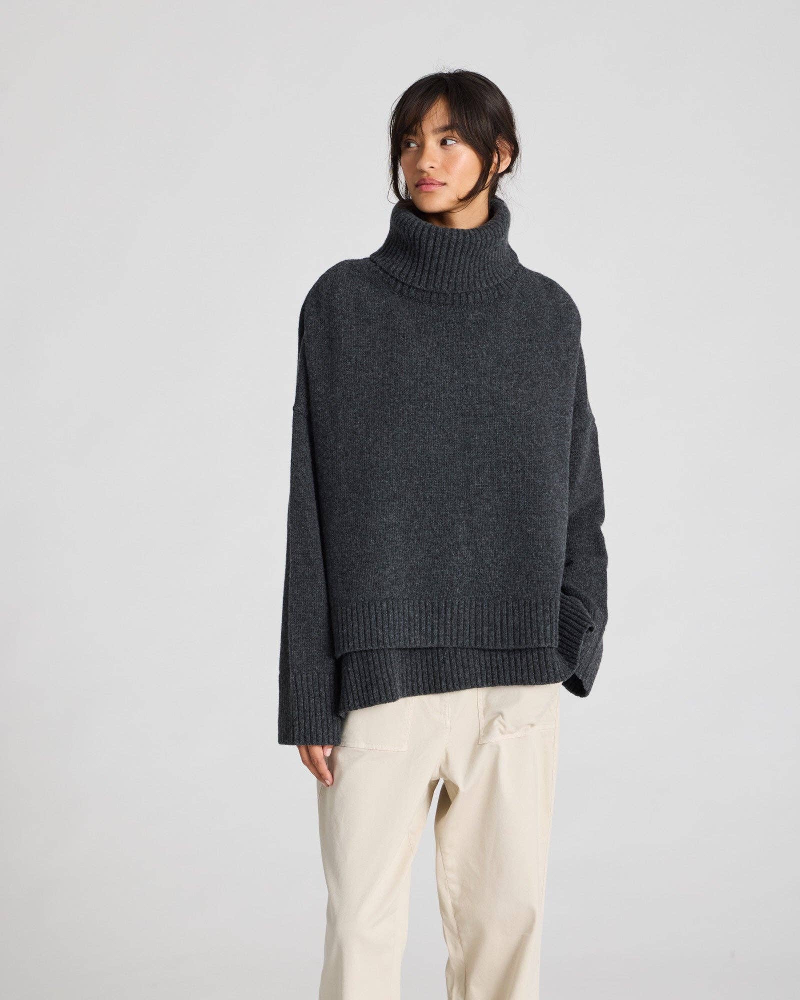 Maglione dolcevita oversize in lana d’agnello grigio scuro mélange