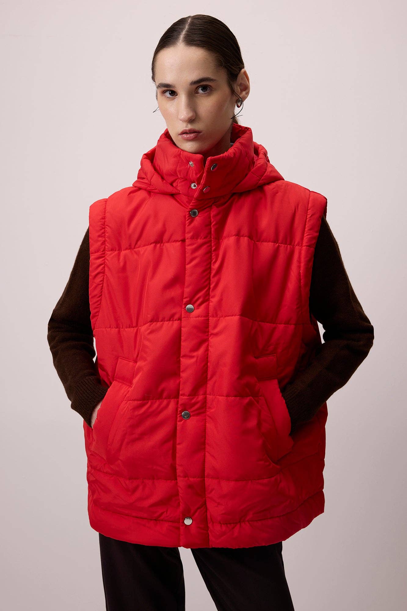 Gilet imbottito con cappuccio rosso