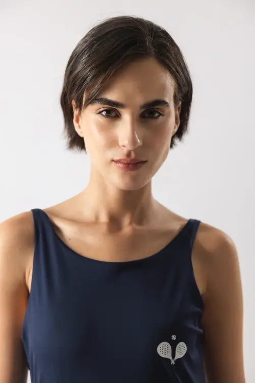 Abito sportivo minimal con spalline e shorts integrati